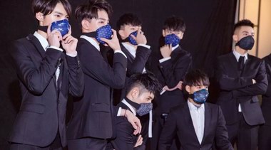 棚拍花絮照片玩轉(zhuǎn)“時(shí)尚趴”！X9少年團(tuán)亮出今年最in時(shí)尚單品