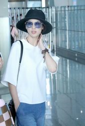 黃圣依素顏驚艷網(wǎng)友，這才是真街拍的正確打開方式