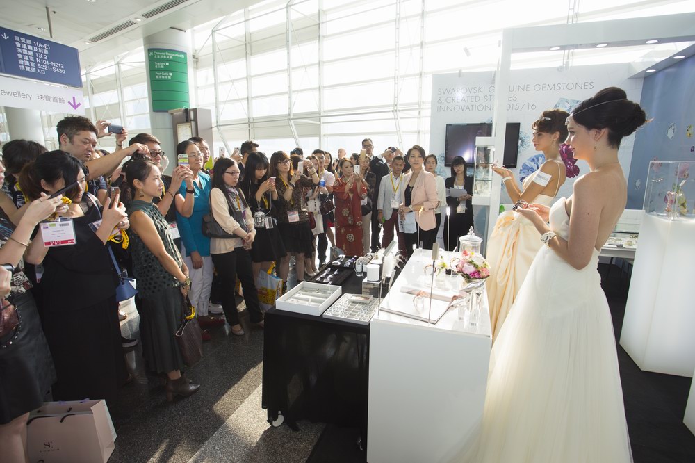 施華洛世奇《寶石視界 - 頭冠與頭飾特刊》閃耀登場(chǎng)