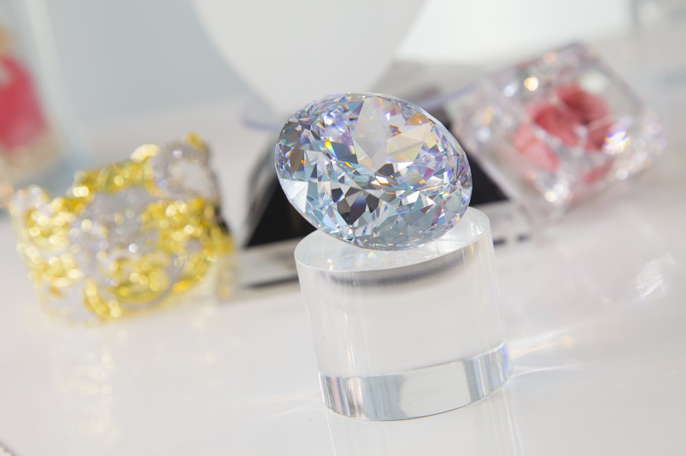 施華洛世奇《寶石視界 - 頭冠與頭飾特刊》閃耀登場(chǎng)