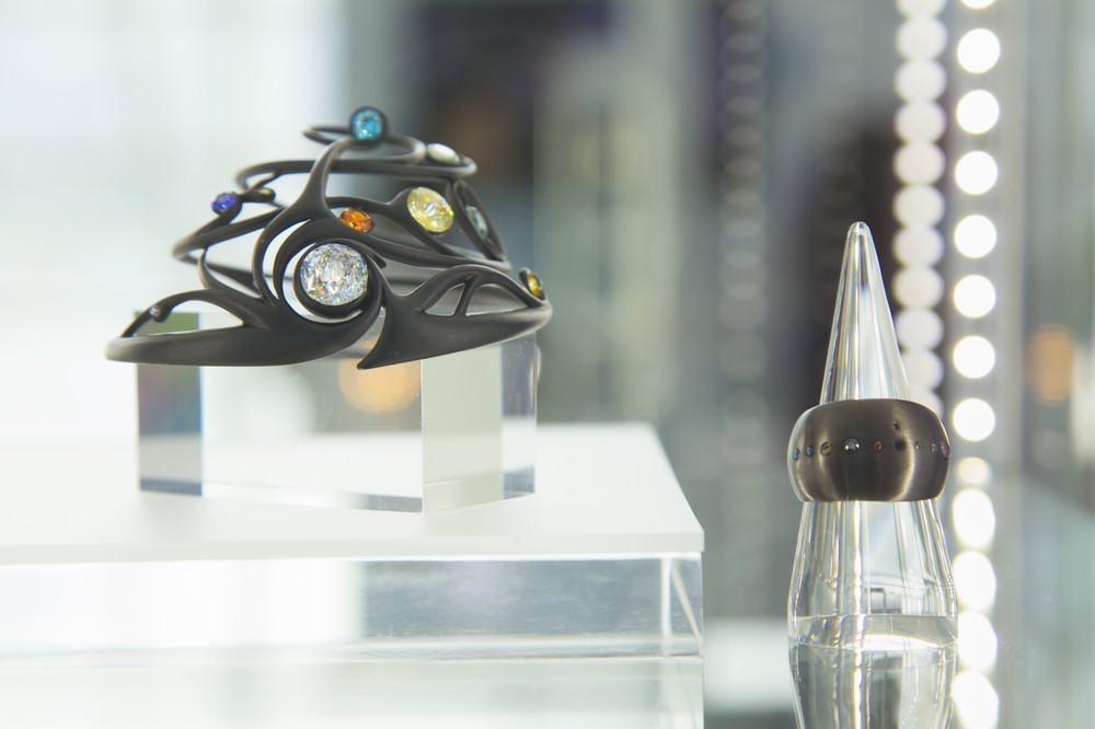 施華洛世奇《寶石視界 - 頭冠與頭飾特刊》閃耀登場(chǎng)