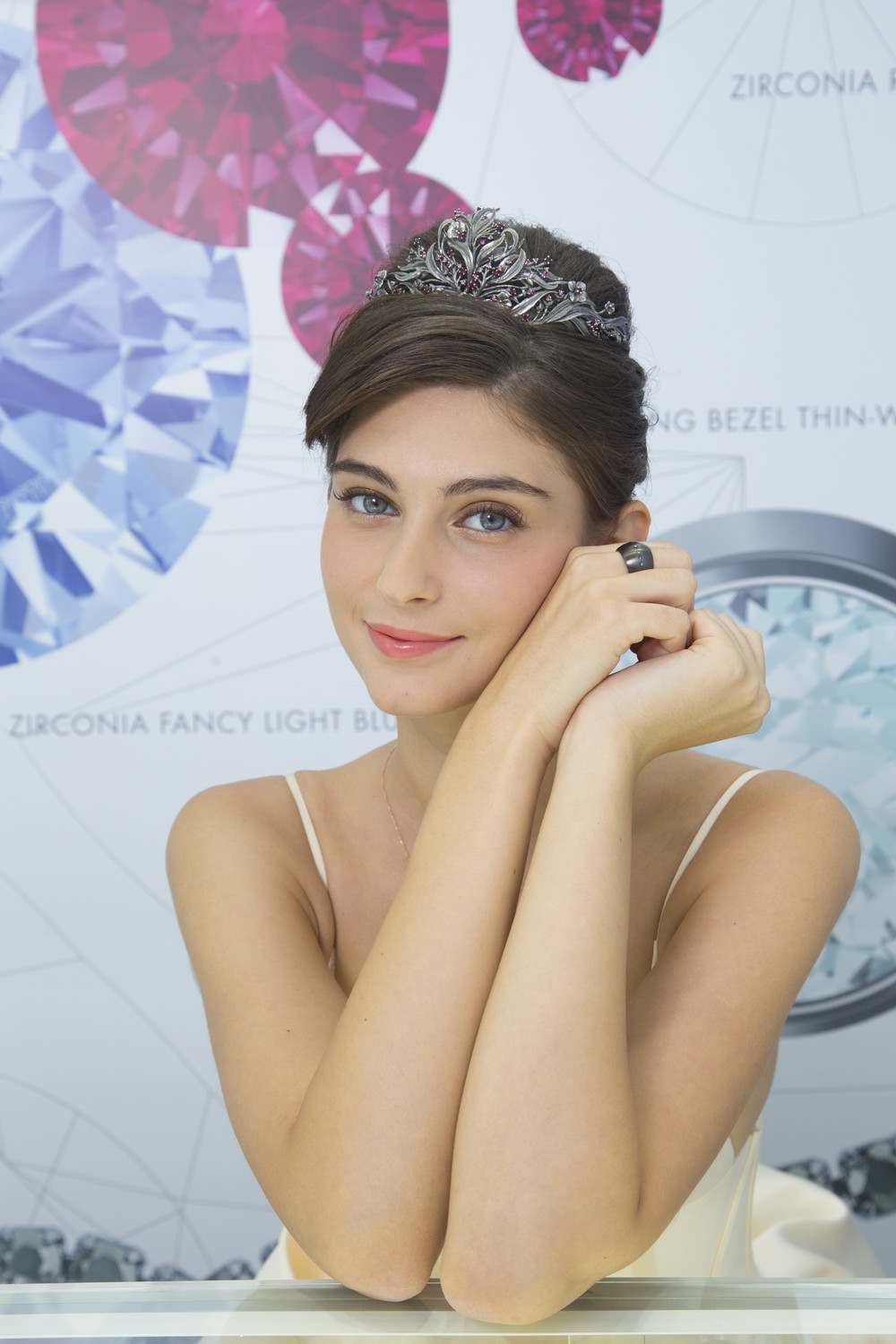 施華洛世奇《寶石視界 - 頭冠與頭飾特刊》閃耀登場(chǎng)