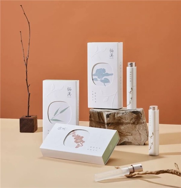 國風(fēng)香氛品牌棲溪TSICY推出與國際香精巨頭Givaudan（奇華頓）共創(chuàng)的新香型“桃花檀”。