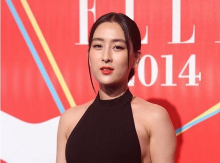 馬蘇真敢穿，一身黑裙辣眼睛！