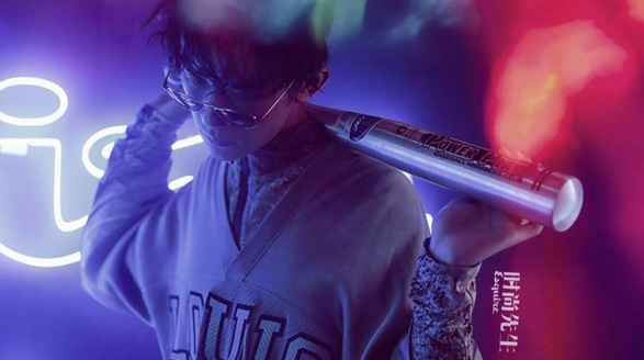 易烊千璽解鎖全新造型，“鏡”顯風(fēng)格