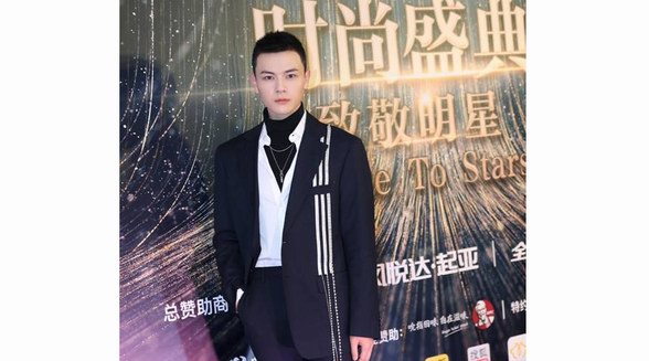 搜狐時(shí)尚盛典啟幕 羅嘉孟表演《梁?！氛坡暡粩?/></a>
                                        </div>
                                        <h3 class=