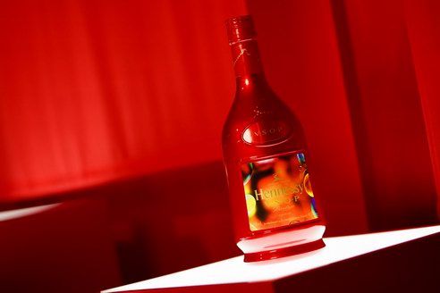 軒尼詩(shī)聯(lián)袂國(guó)際知名藝術(shù)家張洹先生以開(kāi)創(chuàng)先河的創(chuàng)意合作歡慶2020年新春佳節(jié)