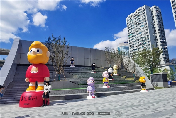 潮玩頂流FARMER BOB亮相蕾虎先鋒時裝藝術(shù)節(jié)