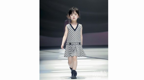 鉅星國際時裝盛典小超模趙梓瀟Gucci大秀臺風超穩(wěn)