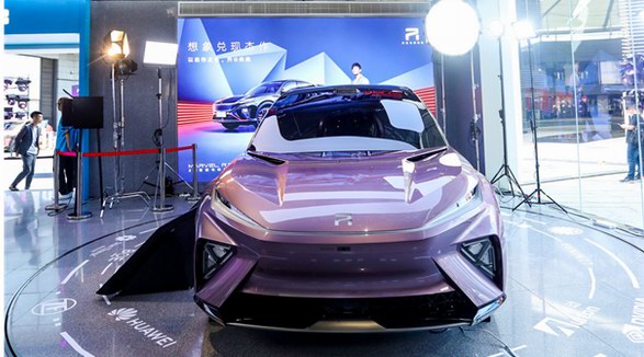 R SPACE巡展北京華貿(mào)中心，時尚芭莎助陣，車企還有什么新玩兒法？