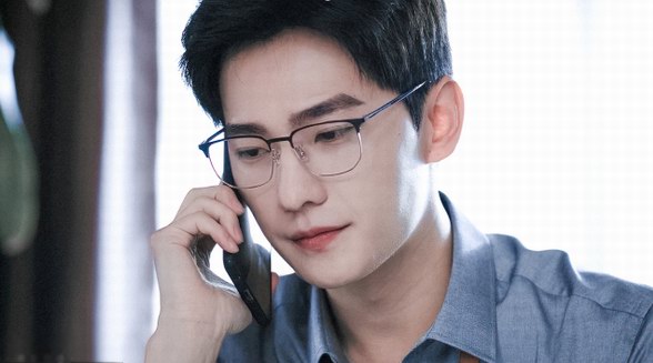 楊洋于途新角色圈粉無數(shù)，同款派麗蒙眼鏡備受網(wǎng)友追捧！