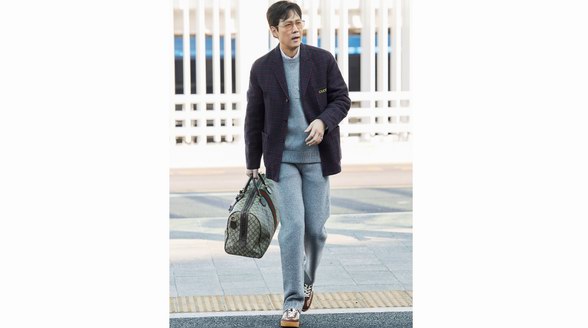 李政宰身著古馳前往米蘭參加古馳2025秋冬時(shí)裝秀