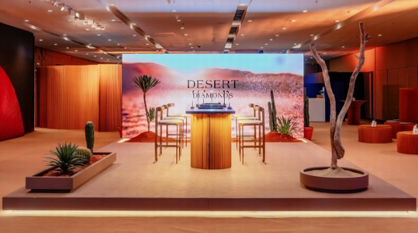 戴比爾斯集團“Desert Diamonds”漸變色沙漠主題天然鉆石 亮相香港珠寶展JGW