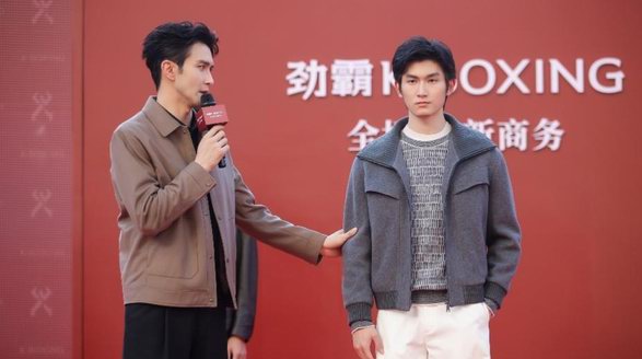 “明星店長(zhǎng)”高偉光亮相勁霸深圳門(mén)店，解鎖「全場(chǎng)景 新商務(wù)」著裝哲學(xué)