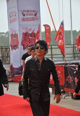 >金牌導(dǎo)師羅大佑、陳奕迅、鄭鈞、章子怡助陣《蒙牛酸酸乳 中國最強音》，火爆首場大眾演唱會